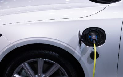 Elektrische auto opladen tijdens de wintersport
